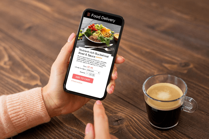 Persona revisando página de entrega de comida en smartphone