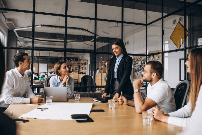 Reunión de estrategia de diseño web en agencia para empresas