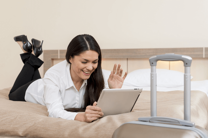 Mujer en hotel utilizando tablet para reservas online