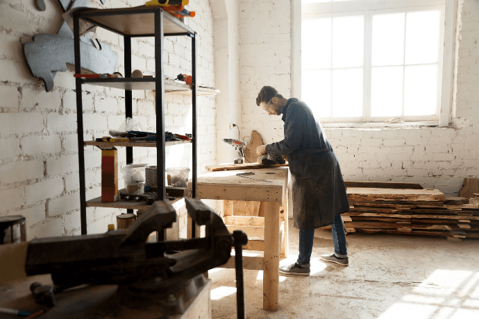 Carpintero autónomo trabajando en su taller