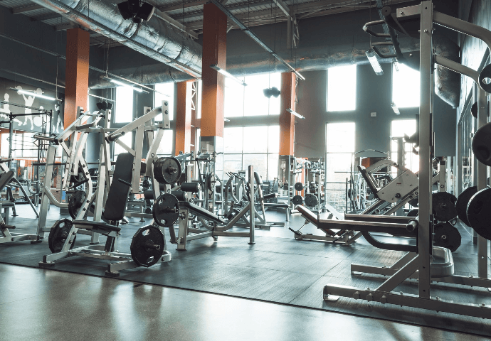 Gimnasio moderno con equipo de entrenamiento de fuerza