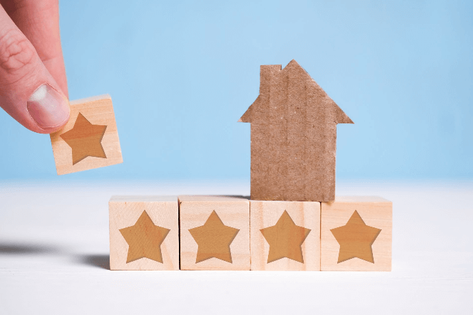 Clasificación de propiedades inmobiliarias con estrellas y casa de cartón