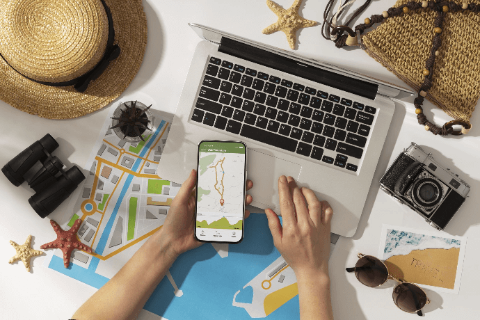 Organización de vacaciones con mapa en smartphone y portátil