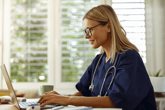 Doctora educando al paciente con recursos educativos en línea en consulta médica