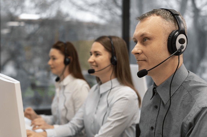 Equipo de soporte técnico con auriculares, soporte continuo Shopify