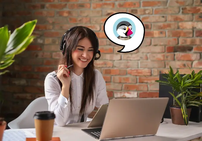 Mujer con auriculares brindando soporte frente a un ordenador, soporte PrestaShop