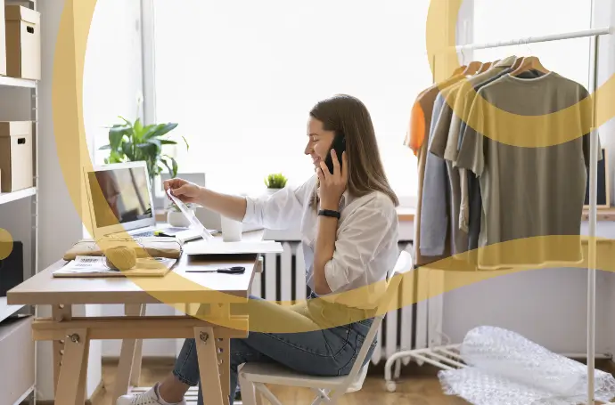 Mujer trabajando en tienda online, soporte PrestaShop